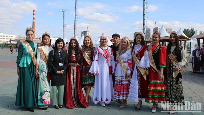 Генеральный консул Вьетнама в Екатеринбурге Нгуен Май Хыонг (третья слева) и представители Общества вьетнамцев в Свердловской области на мероприятии. Генеральный консул Вьетнама в Екатеринбурге Нгуен Май Хыонг (третья слева) и представители Общества вьетнамцев в Свердловской области на мероприятии.