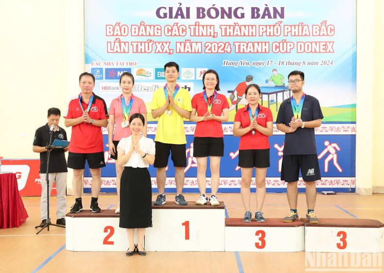 Журналисты Нгуен Фыонг Чам и Чан Киен Жанг (газета «Хынгйен») стали победителями в смешанном парном разряде среди спортсменов до 45 лет. Журналисты Нгуен Фыонг Чам и Чан Киен Жанг (газета «Хынгйен») стали победителями в смешанном парном разряде среди спортсменов до 45 лет.