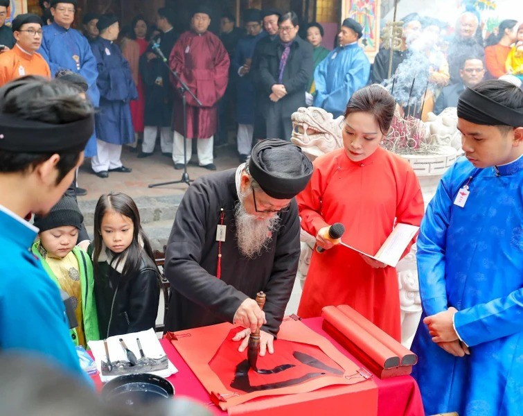 Серия культурных мероприятий «Тэт Вьет – Тэт на улицах» 2024 года представляет жителям и туристам пространство и традиционные обычаи встречи Тэта ханойцев. Серия культурных мероприятий «Тэт Вьет – Тэт на улицах» 2024 года представляет жителям и туристам пространство и традиционные обычаи встречи Тэта ханойцев.