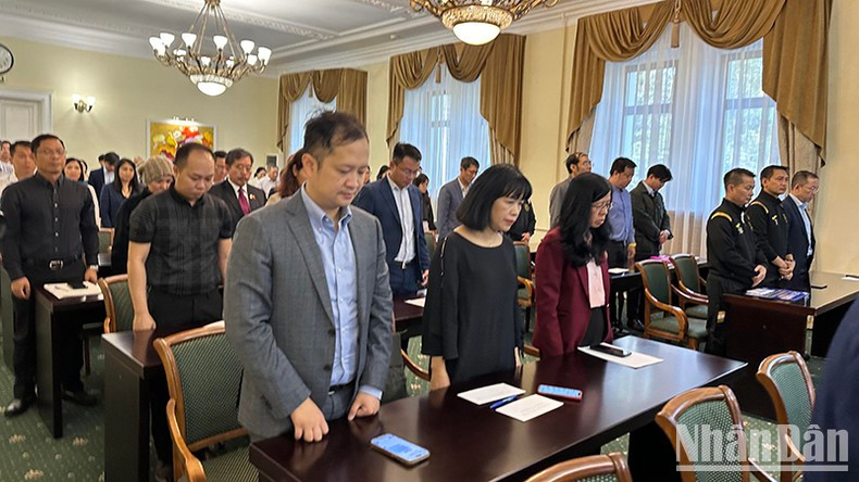 Должностные лица и сотрудники Посольства, представители Общества вьетнамцев в России минутой молчания почтили память жертв. Фото: Тхюи Ван Должностные лица и сотрудники Посольства, представители Общества вьетнамцев в России минутой молчания почтили память жертв. Фото: Тхюи Ван