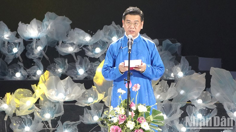 Заместитель председателя Народного комитета г. Хошимина Нгуен Ван Зунг выступает с речью.