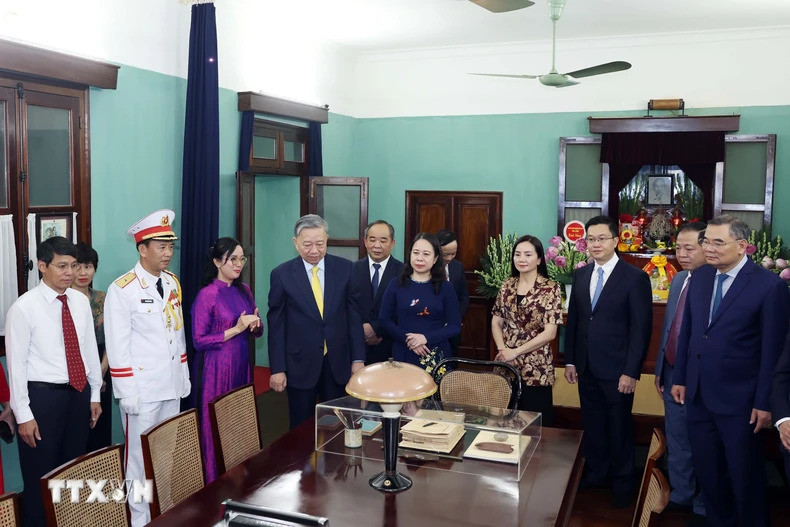 Президент То Лам беседует с сотрудниками мемориального комплекса Президента Хо Ши Мина.