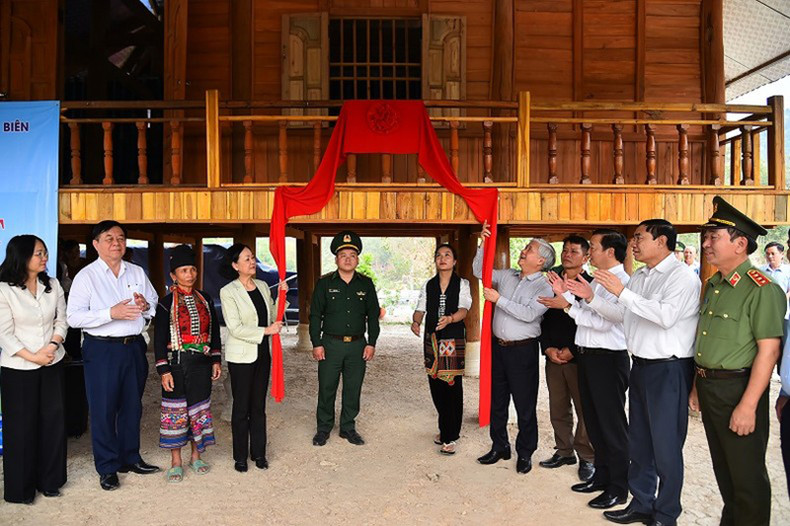 Товарищ Чыонг Тхи Май участвует в прикреплении таблички к дому великой солидарности семьи г-на Ло Ван Миня. Товарищ Чыонг Тхи Май участвует в прикреплении таблички к дому великой солидарности семьи г-на Ло Ван Миня.