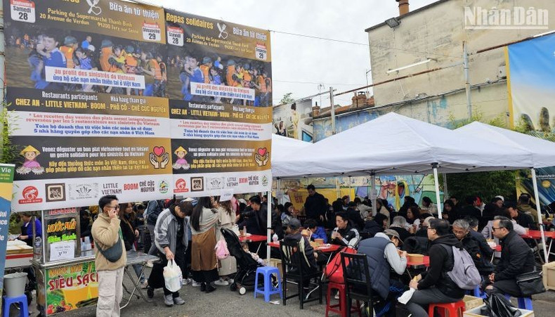 В благотворительном мероприятии приняло участие большое количество вьетнамцев. Почти 10 тысяч евро от выручки от продаж за 2 дня будут направлены людям, пострадавшим от тайфуна и наводнений. Фото: Минь Зюи