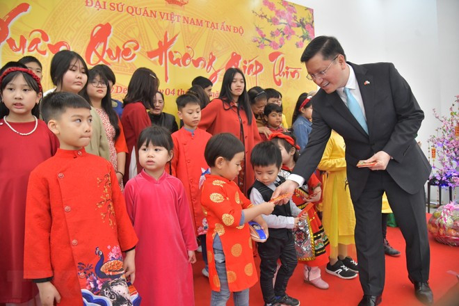 Посол Вьетнама в Индии Нгуен Тхань Хай дарит детям новогодние деньги в красных конвертах «лиси». Фото: ВИА