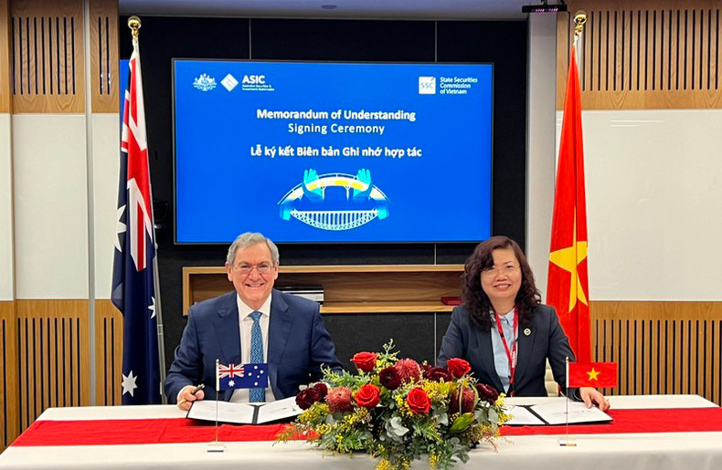 Председатель SSC Ву Тхи Тян Фыонг и Председатель ASIC Джозеф Лонго подписывают меморандум о взаимопонимании. Председатель SSC Ву Тхи Тян Фыонг и Председатель ASIC Джозеф Лонго подписывают меморандум о взаимопонимании.