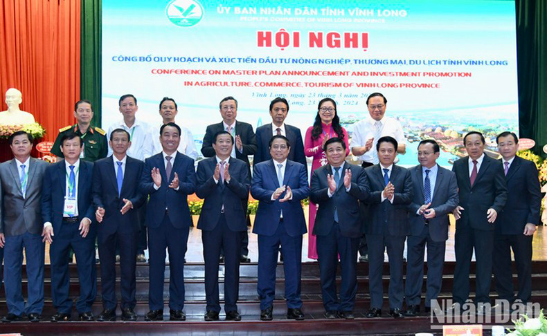 Премьер-министр Фам Минь Тьинь фотографируется с руководителями провинции Виньлонг. Премьер-министр Фам Минь Тьинь фотографируется с руководителями провинции Виньлонг.