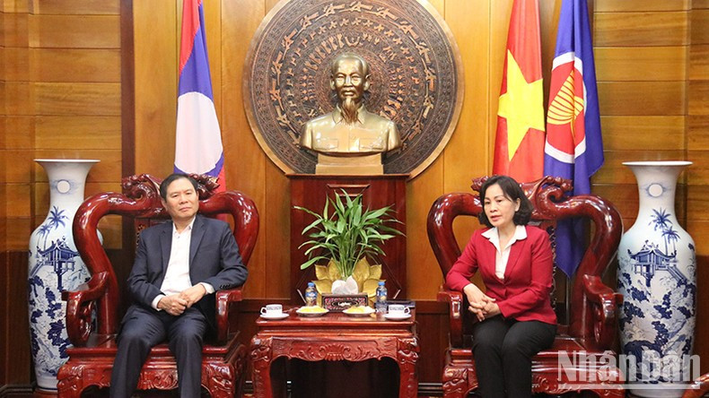 Генерал-полковник Нгуен Тан Кыонг посещает Генеральное консульство Вьетнама в Луангпхабанге. Фото: Чинь Зунг Генерал-полковник Нгуен Тан Кыонг посещает Генеральное консульство Вьетнама в Луангпхабанге. Фото: Чинь Зунг