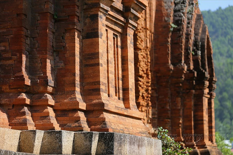 Технология укладки обожженного кирпича, идеально сочетающегося друг с другом благодаря уникальному клею, который есть только у народности Чам. (Фото: ВИА) Технология укладки обожженного кирпича, идеально сочетающегося друг с другом благодаря уникальному клею, который есть только у народности Чам. (Фото: ВИА)