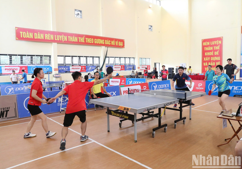 После двух дней захватывающих соревнований около 100 журналистов, представляющих 12 пресс-агентств, оживленно участвовали в почти 200 матчах. После двух дней захватывающих соревнований около 100 журналистов, представляющих 12 пресс-агентств, оживленно участвовали в почти 200 матчах.