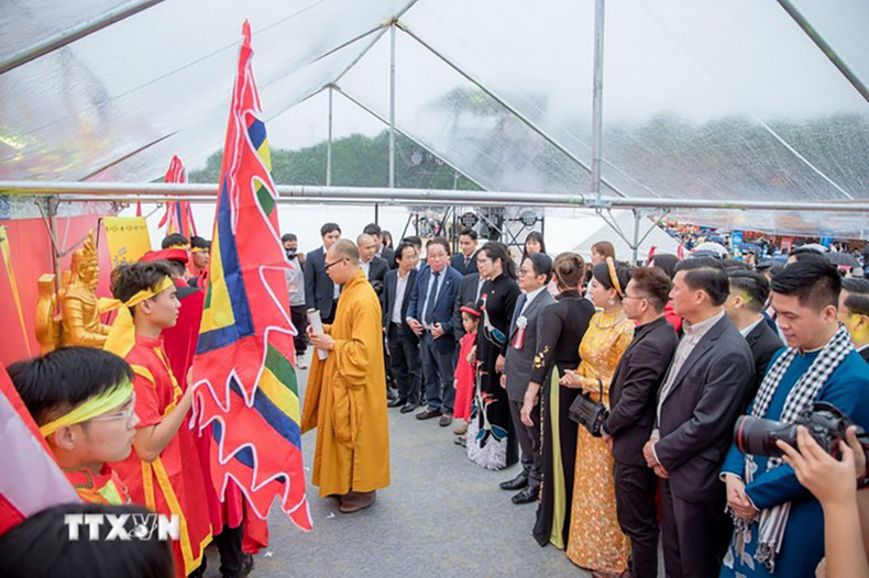 Воскурение благовоний по случаю Дня поминовения Королей Хунгов в рамках фестиваля. Фото: ВИА Воскурение благовоний по случаю Дня поминовения Королей Хунгов в рамках фестиваля. Фото: ВИА