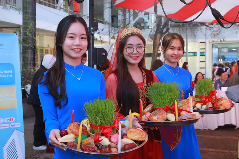 Присутствовавшие на мероприятии смогли попробовать многие изысканные блюда из «национальной кулинарной сокровищницы» Азербайджана. Фото: Посольство Азербайджана во Вьетнаме Присутствовавшие на мероприятии смогли попробовать многие изысканные блюда из «национальной кулинарной сокровищницы» Азербайджана. Фото: Посольство Азербайджана во Вьетнаме