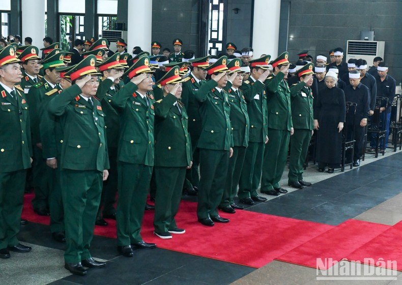 Делегация Центрального военного комитета, Министерства обороны чтит память Генерального секретаря ЦК КПВ Нгуен Фу Чонга. Делегация Центрального военного комитета, Министерства обороны чтит память Генерального секретаря ЦК КПВ Нгуен Фу Чонга.