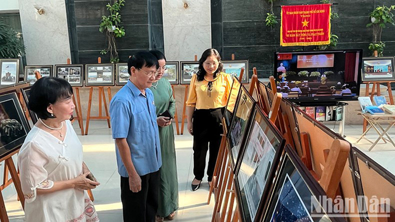Делегаты посещают выставку о деятельности Союза обществ литературы и искусства г. Хошимина в 2023 году. Делегаты посещают выставку о деятельности Союза обществ литературы и искусства г. Хошимина в 2023 году.