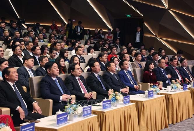 Президент Во Ван Тхыонг и делегаты на программе. Фото: ВИА Президент Во Ван Тхыонг и делегаты на программе. Фото: ВИА