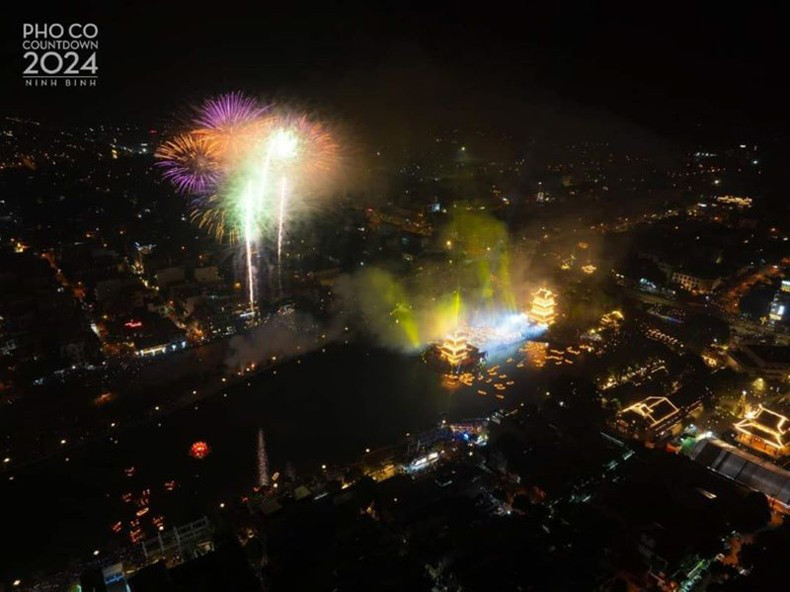 Фейерверк в древнем городе Хоалы провинции Ниньбинь. Фото: PHOCOHOALU Фейерверк в древнем городе Хоалы провинции Ниньбинь. Фото: PHOCOHOALU