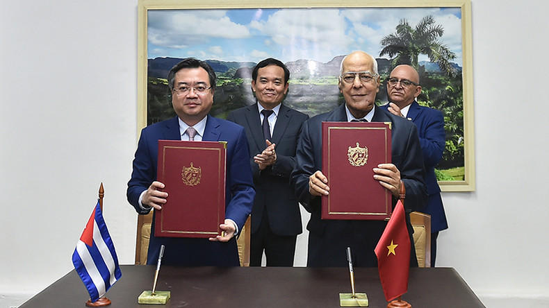 Подписание протокола 41-го заседания Вьетнамско-кубинской межправительственной комиссии. Фото: VGP Подписание протокола 41-го заседания Вьетнамско-кубинской межправительственной комиссии. Фото: VGP