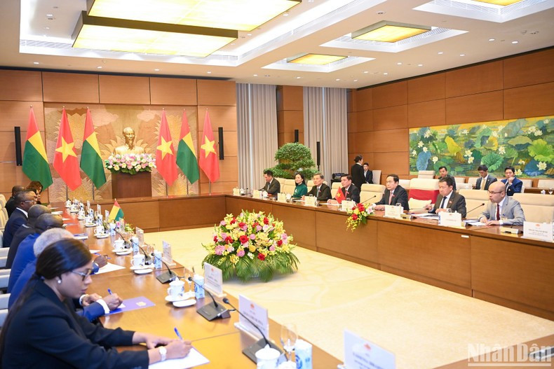 Общий вид встречи в здании НС Вьетнама. Фото: Зюи Линь Общий вид встречи в здании НС Вьетнама. Фото: Зюи Линь