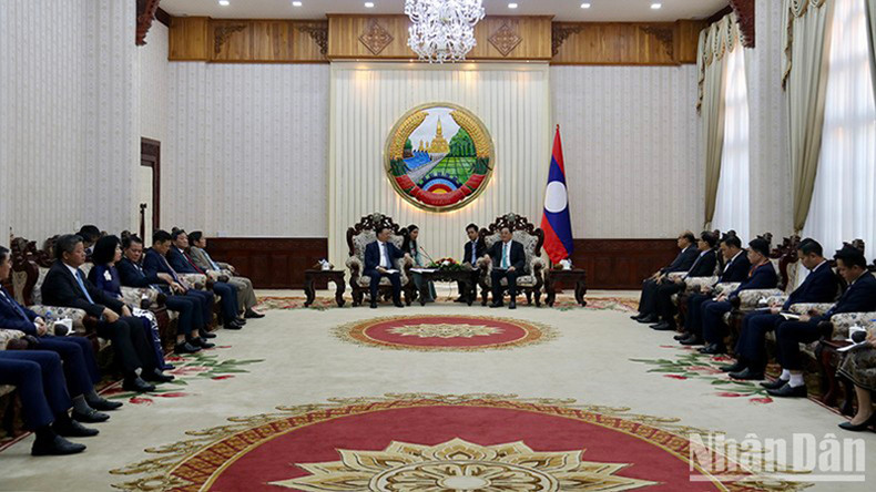Товарищ Динь Тиен Зунг наносит визит вежливости Премьер-министру Лаоса. Фото: Чинь Зунг Товарищ Динь Тиен Зунг наносит визит вежливости Премьер-министру Лаоса. Фото: Чинь Зунг