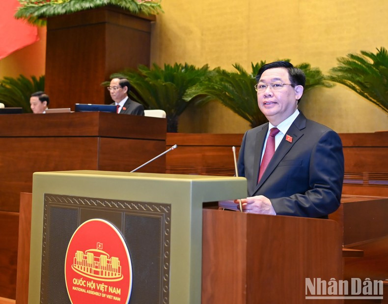 Председатель НС Выонг Динь Хюэ выступает со вступительной речью. Председатель НС Выонг Динь Хюэ выступает со вступительной речью.