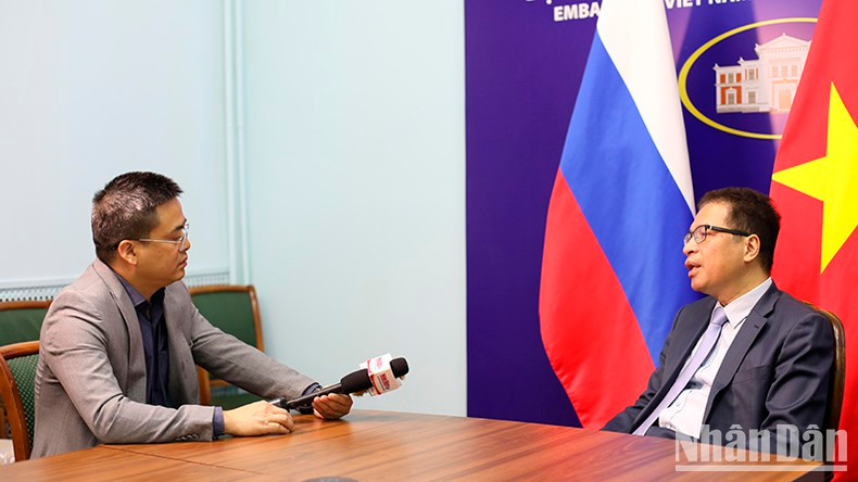 Постоянный корреспондент газеты «Нянзан» в России берет интервью у Посла Вьетнама в России Данг Минь Кхоя. Фото: Нгуен Хоанг