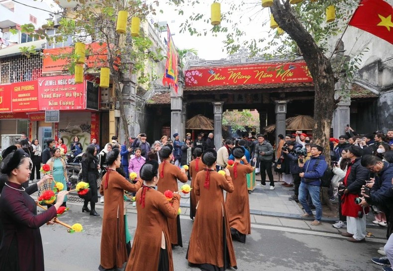 Процессия прибывает в общинный дом Кимнган (дом №42-44, улица Хангбак, район Хоанкием, Ханой). Процессия прибывает в общинный дом Кимнган (дом №42-44, улица Хангбак, район Хоанкием, Ханой).