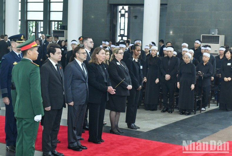 Делегация Австралии чтит память Генерального секретаря ЦК КПВ Нгуен Фу Чонга. Делегация Австралии чтит память Генерального секретаря ЦК КПВ Нгуен Фу Чонга.