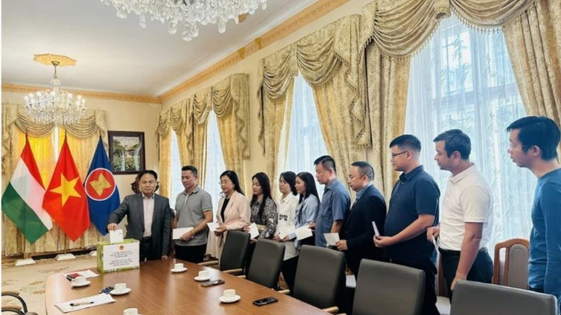 Сотрудники Посольства Вьетнама в Венгрии делают пожертвования. Фото: ВИА Сотрудники Посольства Вьетнама в Венгрии делают пожертвования. Фото: ВИА