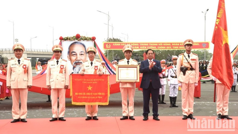 Премьер-министр Фам Минь Тьинь вручает командованию Сил мобильной полиции второе звание «Герой народных вооруженных сил». Фото: Чан Хай Премьер-министр Фам Минь Тьинь вручает командованию Сил мобильной полиции второе звание «Герой народных вооруженных сил». Фото: Чан Хай