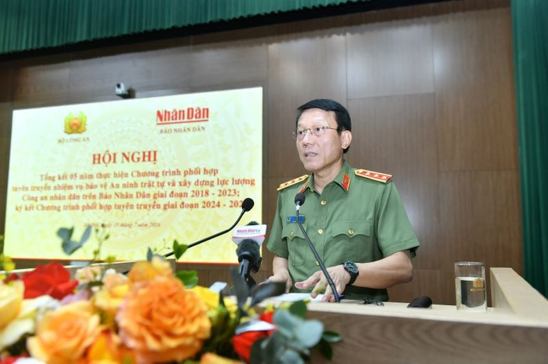 Министр Лыонг Там Куанг выступает на конференции. Министр Лыонг Там Куанг выступает на конференции.