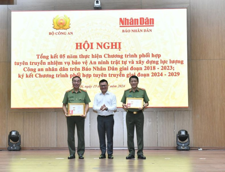 Главный редактор газеты «Нянзан» Ле Куок Минь вручает памятные медали «За дело газеты «Нянзан» Министру общественной безопасности Лыонг Там Куангу и Заместителю министра общественной безопасности Чан Куок То. Главный редактор газеты «Нянзан» Ле Куок Минь вручает памятные медали «За дело газеты «Нянзан» Министру общественной безопасности Лыонг Там Куангу и Заместителю министра общественной безопасности Чан Куок То.