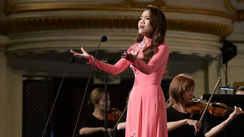 Певица Кхань Нгок демонстрирует свой вдохновляющий голос. Певица Кхань Нгок демонстрирует свой вдохновляющий голос.