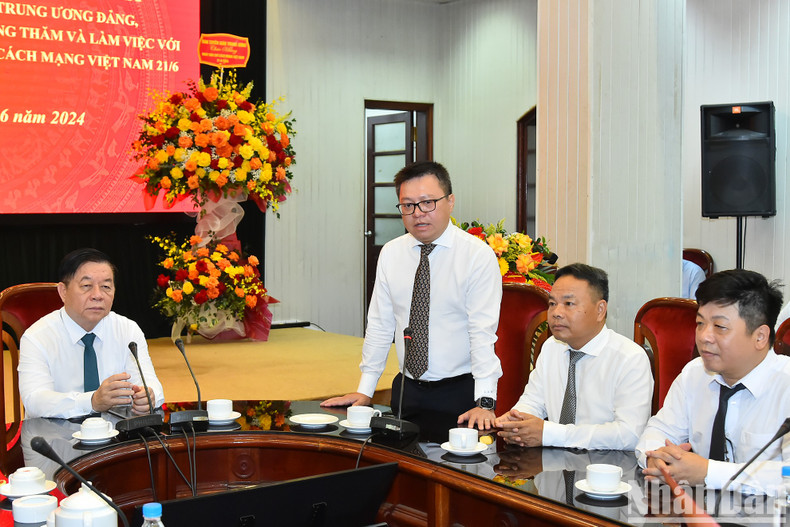 Главный редактор газеты «Нянзан» Ле Куок Минь выступает с речью. Главный редактор газеты «Нянзан» Ле Куок Минь выступает с речью.