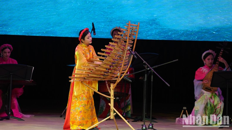 Номер ансамбля этнической музыки Национальной академии музыки Вьетнама.