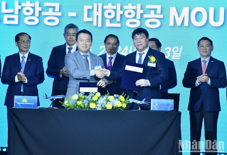 В присутствии Премьер-министра стороны подписывают соглашение о сотрудничестве между Vietnam Airlines и южнокорейским партнером. Фото: Тхань Жанг В присутствии Премьер-министра стороны подписывают соглашение о сотрудничестве между Vietnam Airlines и южнокорейским партнером. Фото: Тхань Жанг