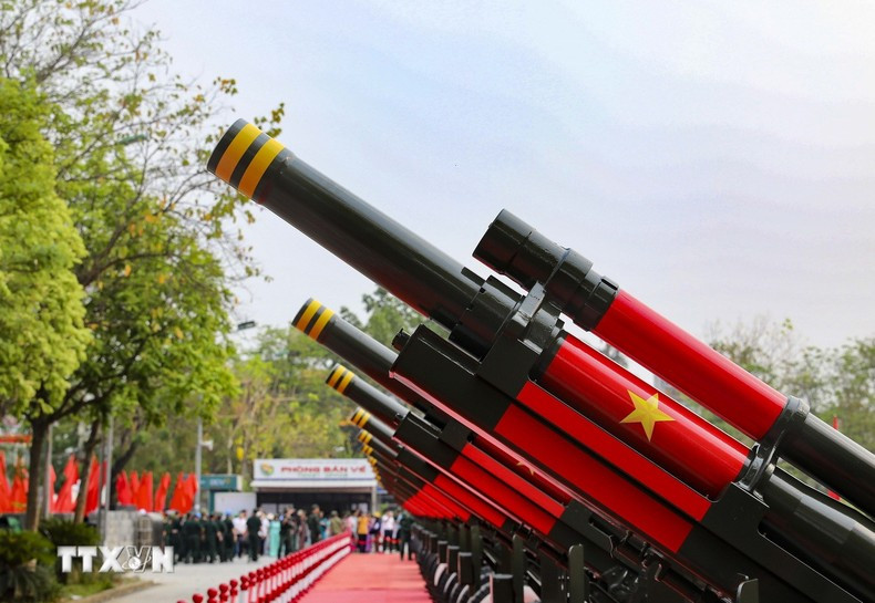 Часть ствола гаубицы окрашена в цвет вьетнамского флага. Часть ствола гаубицы окрашена в цвет вьетнамского флага.