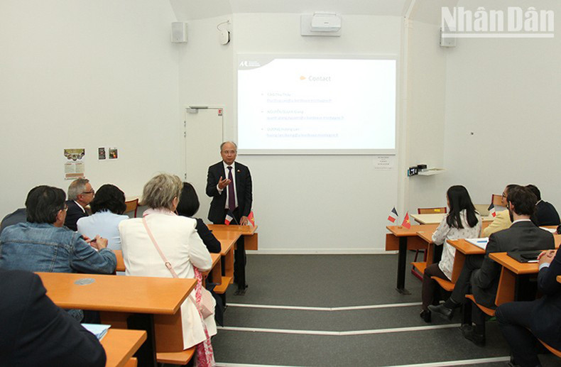 Посол Динь Тоан Тханг высоко оценил преподавание вьетнамского языка на факультете иностранных языков Университета Бордо III имени Мишеля де Монтень. Фото: Минь Зюи Посол Динь Тоан Тханг высоко оценил преподавание вьетнамского языка на факультете иностранных языков Университета Бордо III имени Мишеля де Монтень. Фото: Минь Зюи