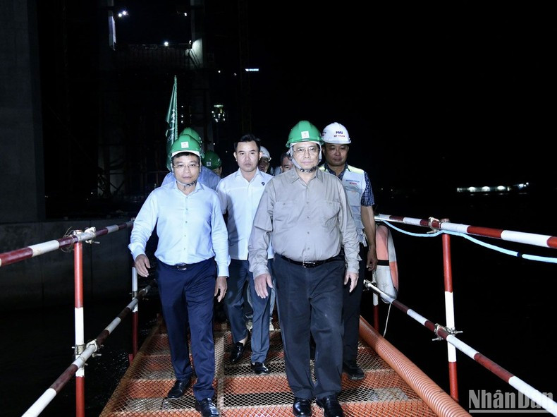 Премьер-министр Фам Минь Тьинь посещает площадку строительства моста Ратьмиеу 2. Премьер-министр Фам Минь Тьинь посещает площадку строительства моста Ратьмиеу 2.