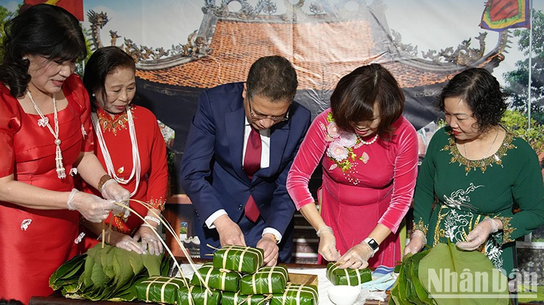 Посол Вьетнама в России Данг Минь Кхой с супругой участвует в приготовлении пирогов «баньтьынг». Фото: Суан Хынг