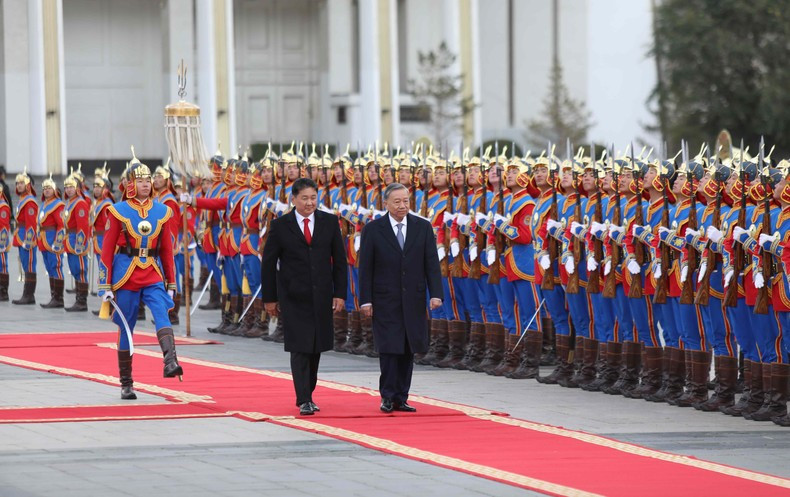 Генеральный секретарь ЦК КПВ, Президент Вьетнама То Лам и Президент Монголии Ухнаагийн Хурэлсух обходят строй почетного караула.