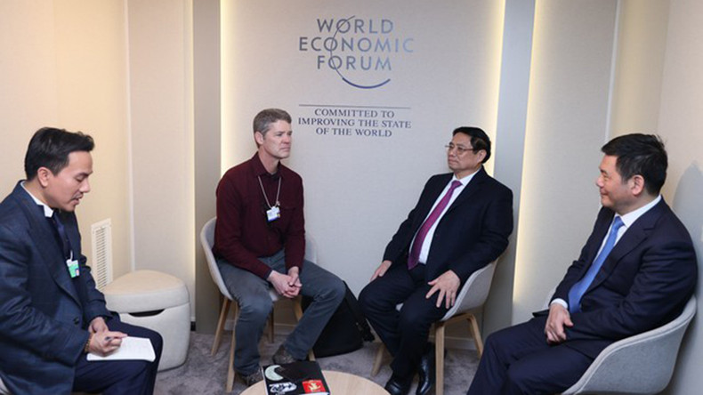 Премьер-министр Фам Минь Тьинь принимает вице-президента по глобальной государственной политике Amazon Web Services Майкла Панке. Фото: ВИА Премьер-министр Фам Минь Тьинь принимает вице-президента по глобальной государственной политике Amazon Web Services Майкла Панке. Фото: ВИА