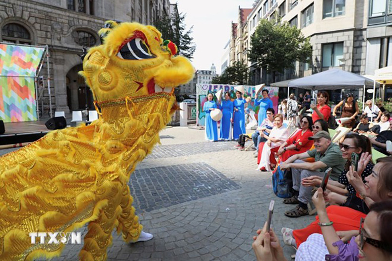 Танец льва представлен в ходе Неделе культурного обмена в городе Лейпциг. Фото: ВИА Танец льва представлен в ходе Неделе культурного обмена в городе Лейпциг. Фото: ВИА