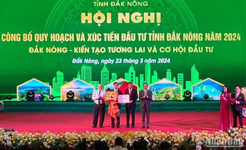 Вручение решения Премьер-министра об утверждении плана развития руководителям провинции Дакнонг. Вручение решения Премьер-министра об утверждении плана развития руководителям провинции Дакнонг.