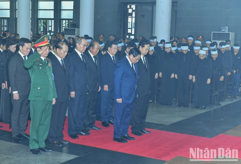 Делегация Правительства чтит память Генерального секретаря ЦК КПВ Нгуен Фу Чонга. Делегация Правительства чтит память Генерального секретаря ЦК КПВ Нгуен Фу Чонга.
