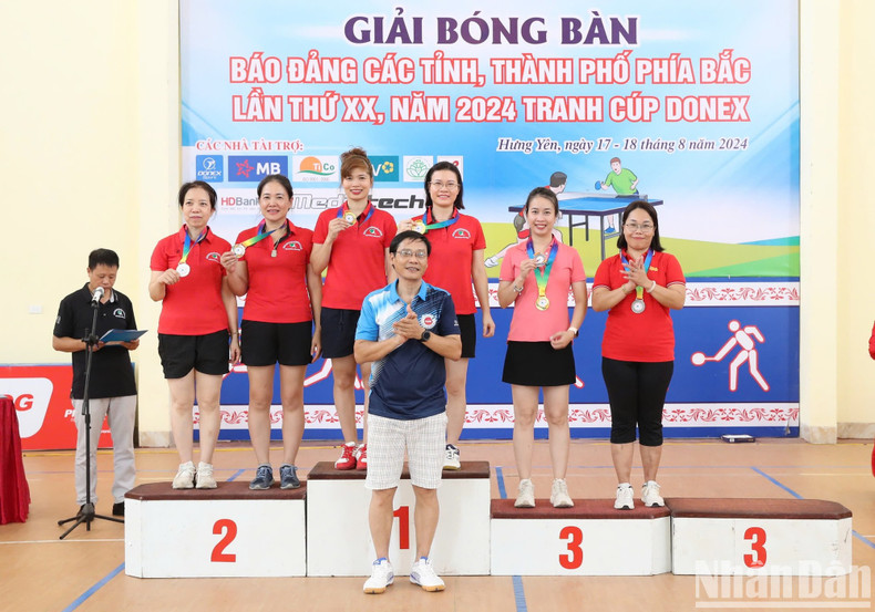 Журналисты Нгуен Фыонг Тям и Нгуен Тхи Нгоан (газета «Хынгйен») выиграли первый приз в женском парном разряде. Журналисты Нгуен Фыонг Тям и Нгуен Тхи Нгоан (газета «Хынгйен») выиграли первый приз в женском парном разряде.