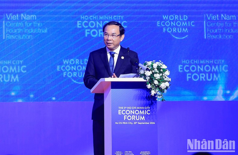 Товарищ Нгуен Ван Нэн выступает со вступительной речью. Товарищ Нгуен Ван Нэн выступает со вступительной речью.