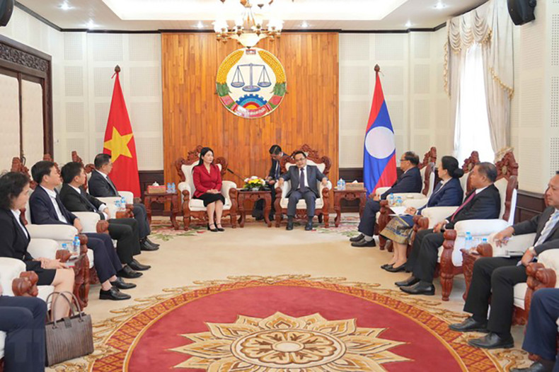 Делегация Государственного аудита Вьетнама наносит визит вежливости Председателю Государственного аудита Лаоса Виенгтхависоне Тепхачану. Фото: ВИА Делегация Государственного аудита Вьетнама наносит визит вежливости Председателю Государственного аудита Лаоса Виенгтхависоне Тепхачану. Фото: ВИА