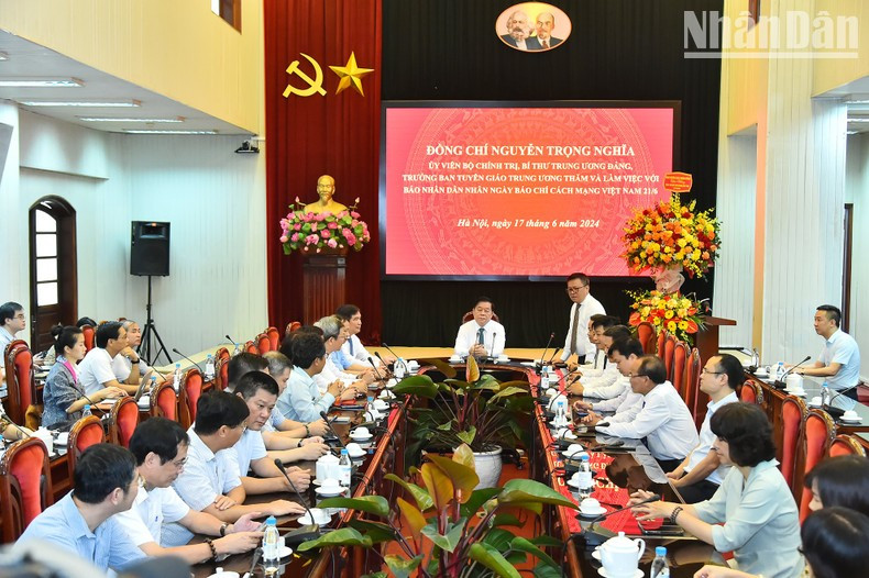 Товарищ Ле Куок Минь сообщает о деятельности газеты «Нянзан». Товарищ Ле Куок Минь сообщает о деятельности газеты «Нянзан».