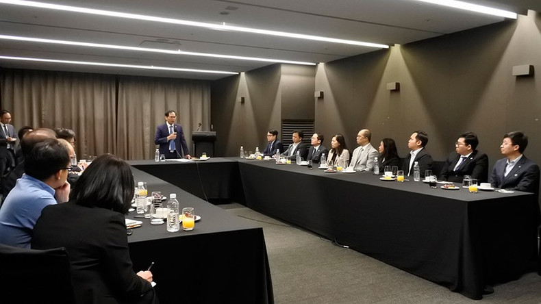 Министр иностранных дел Буй Тхань Шон выступает на беседе с вьетнамскими интеллигентами и молодыми учеными в Южной Корее. Фото: МИД Вьетнама Министр иностранных дел Буй Тхань Шон выступает на беседе с вьетнамскими интеллигентами и молодыми учеными в Южной Корее. Фото: МИД Вьетнама