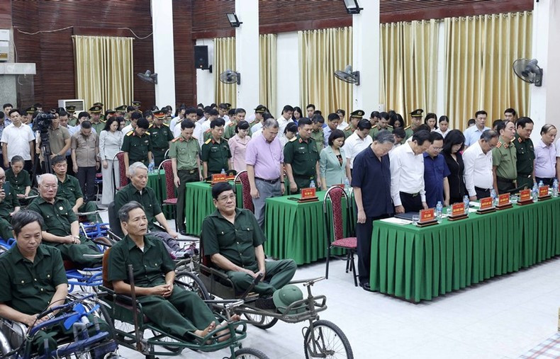 Президент То Лам и делегаты минутой молчания чтят память Генерального секретаря ЦК КПВ Нгуен Фу Чонга, а также героев и павших бойцов. Фото: ВИА Президент То Лам и делегаты минутой молчания чтят память Генерального секретаря ЦК КПВ Нгуен Фу Чонга, а также героев и павших бойцов. Фото: ВИА